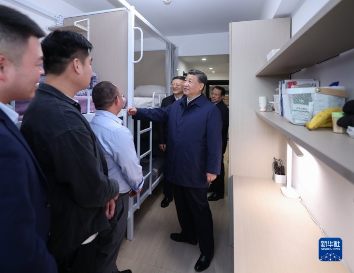 11月28日至12月2日，中共中央總書記、國家主席、中央軍委主席習近平在上海考察。這是11月29日下午，習近平在閔行區(qū)新時代城市建設者管理者之家考察時，在社區(qū)宿舍型出租房源租戶的住房，了解在此居住的城市一線工作者的生活狀況。新華社記者 鞠鵬 攝