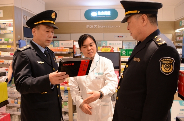 圖為12月5日，執法人員在一家藥品經營企業檢查補益藥