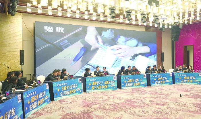 圖①為今年11月15日，浙江省職業(yè)檢查“尖兵領(lǐng)航”藥品流通檢查技能比武在嘉興舉行。圖為技能比武現(xiàn)場(chǎng)。