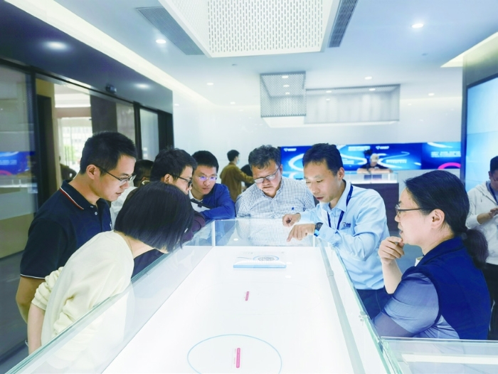 圖②為今年5月22日，在無(wú)菌醫(yī)療器械產(chǎn)品實(shí)訓(xùn)現(xiàn)場(chǎng)，專家在為參訓(xùn)學(xué)員講解檢查要點(diǎn)。