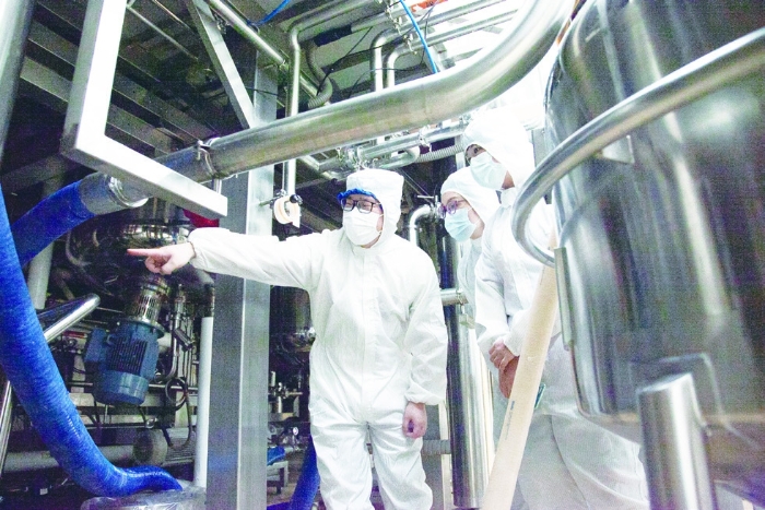 圖③為今年6月16日，浙江省藥品檢查中心組織檢查員對(duì)化妝品生產(chǎn)企業(yè)進(jìn)行現(xiàn)場(chǎng)檢查。