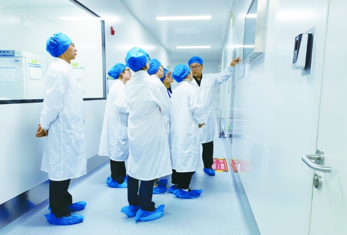 圖④為今年9月20日，浙江省藥品檢查中心組織人員走進(jìn)藥品生產(chǎn)企業(yè)開(kāi)展調(diào)研服務(wù)。圖片由浙江省藥品檢查中心提供