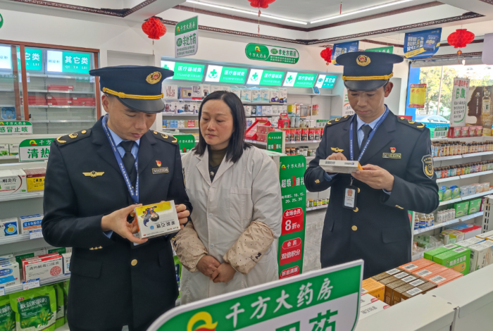 圖為1月5日，該局執(zhí)法人員在一家零售藥店宣貫《管理辦法》及檢查藥品質(zhì)量。