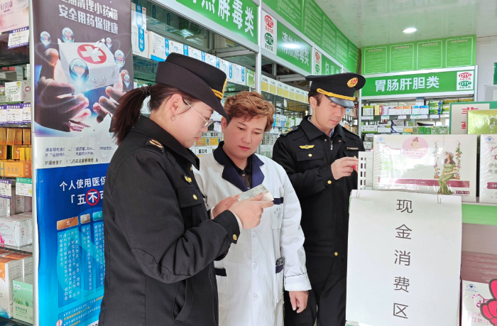 圖為該局執(zhí)法人員在一家藥店檢查。