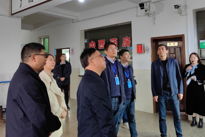 圖為覃永忠（中）在仁義衛生院考察。