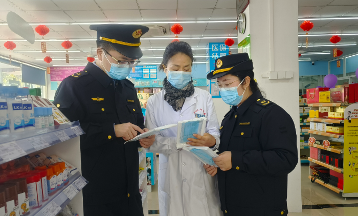 圖為該局執(zhí)法人員在一家藥店對醫(yī)療器械用品開展檢查。