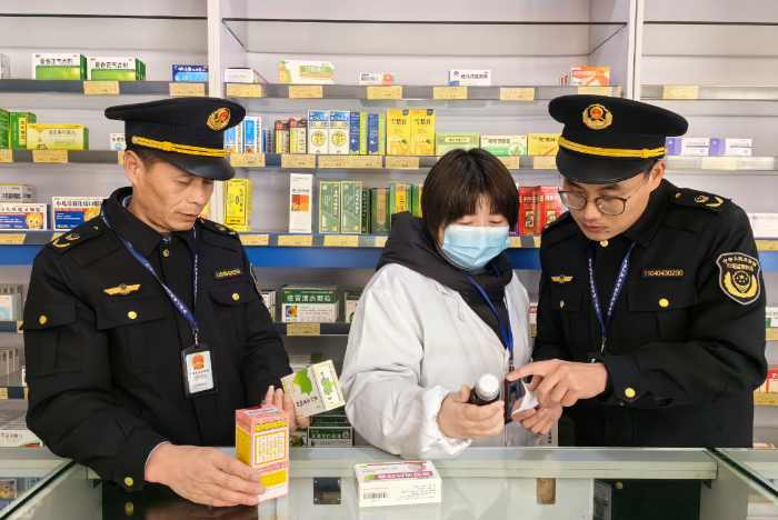 圖為該局執法人員在一家藥店內檢查。
