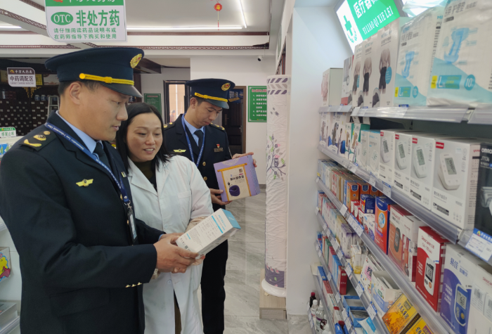 圖為1月29日，該局執法人員在一家醫療器械經營企業檢查電子血壓計質量。