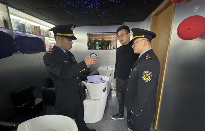圖為執法人員正在一家美容美發機構進行現場檢查。
