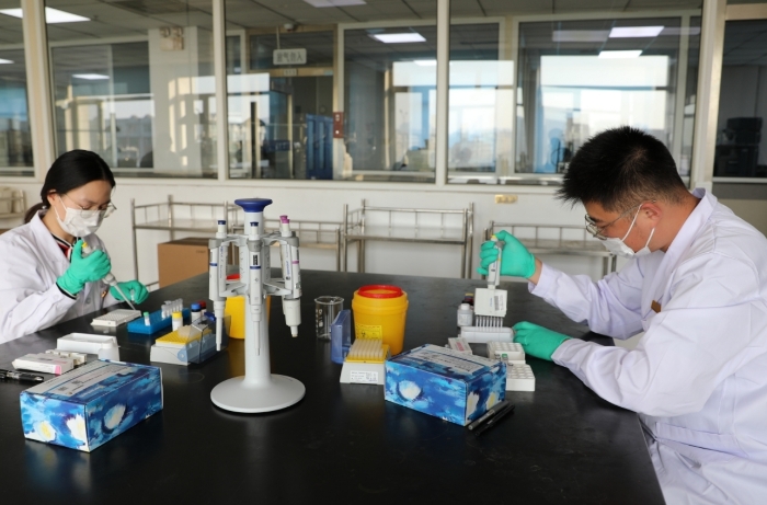 圖為檢驗人員對企業送檢藥品應急檢驗。