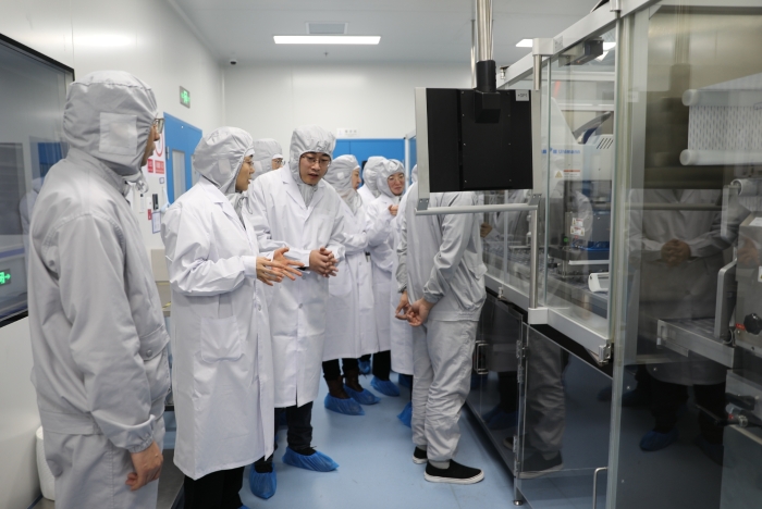 圖為派駐檢查員檢查疫苗生產企業生產線。(葉陽歡攝) 圖為派駐檢查員檢查疫苗生產企業生產線。(葉陽歡攝)