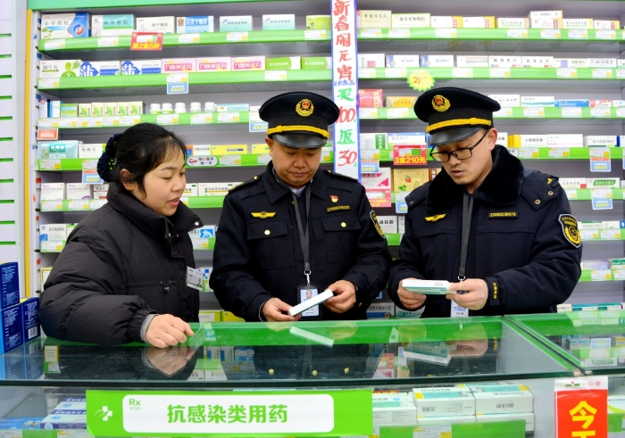 圖為執(zhí)法人員在一家藥店檢查。