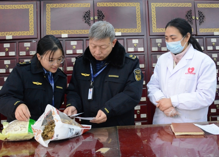 圖為執法人員在一家零售藥店檢查中藥飲片質量安全情況。