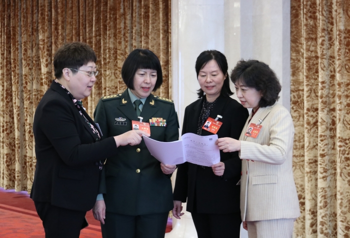 圖為全國(guó)政協(xié)醫(yī)衛(wèi)界別部分委員在小組會(huì)議結(jié)束后，繼續(xù)討論政府工作報(bào)告內(nèi)容。