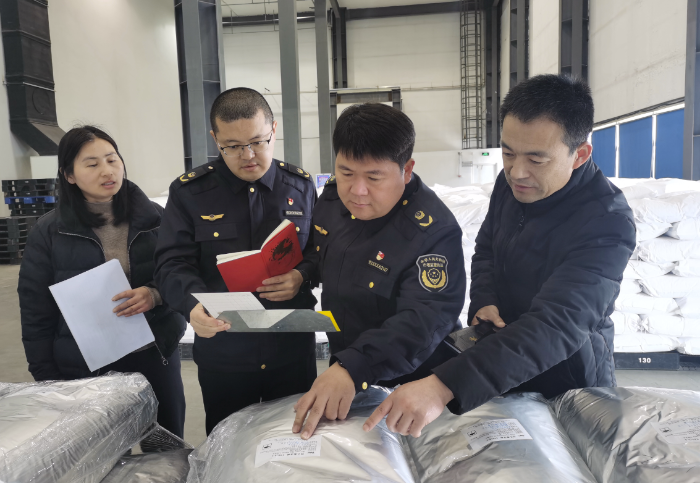 圖為該局執法人員在一家藥品生產企業檢查藥品原料質量。