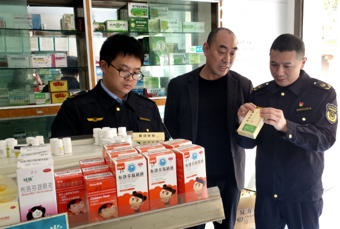 圖為執(zhí)法人員在大木森林公園景區(qū)一家便民藥房檢查藥品質量。