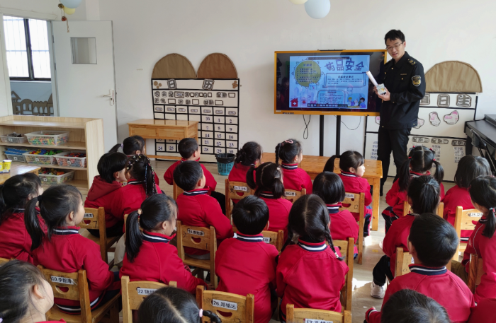 圖為3月11日，該局工作人員給幼兒園小朋友講解藥品安全知識。