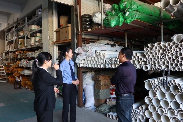 檢察官到某建材市場(chǎng)開(kāi)展實(shí)地調(diào)查