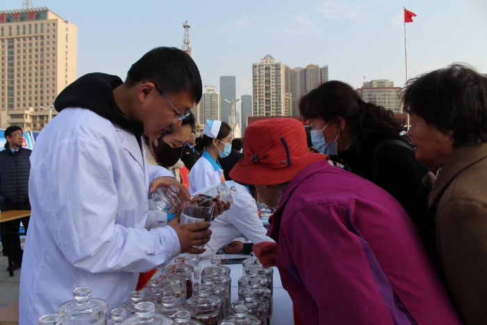 圖為甘肅省藥品檢驗研究院工作人員為社區居民講解中藥材安全知識。