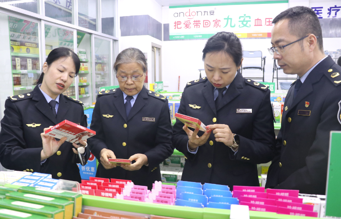 圖為該局執(zhí)法人員深入轄區(qū)藥店進(jìn)行抽查。