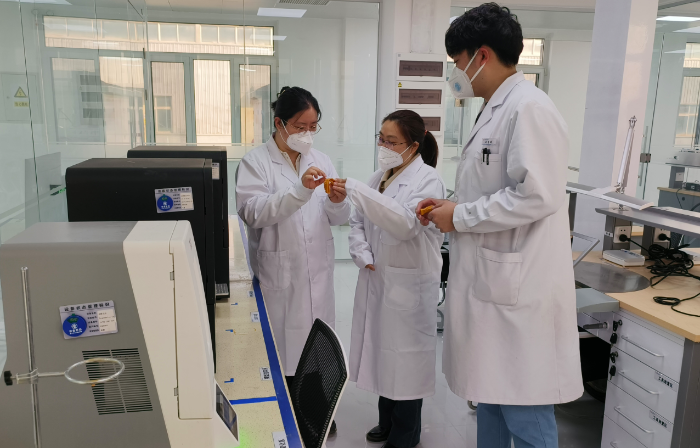 圖為第三分局執法人員對定制式義齒類醫療器械生產企業的模型打印設備進行檢查。 圖為第三分局執法人員對定制式義齒類醫療器械生產企業的模型打印設備進行檢查。