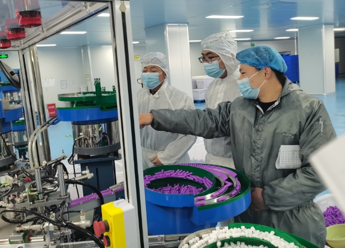 圖為監管人員檢查末稍采血針自動組裝機。