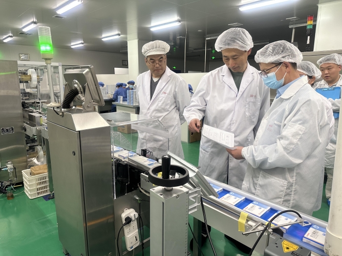 圖為監管人員在一家抗生素生產企業對批生產記錄進行核對