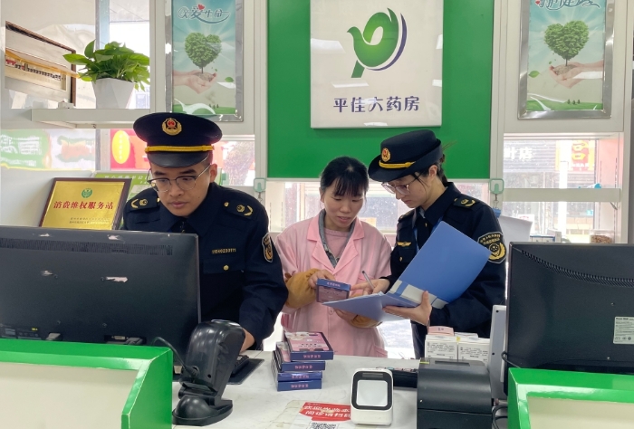圖為執法人員在一家醫療器械網絡銷售單位開展檢查。