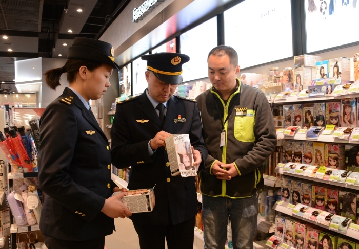 圖為執法人員在一家化妝品店檢查染發類特殊化妝品。