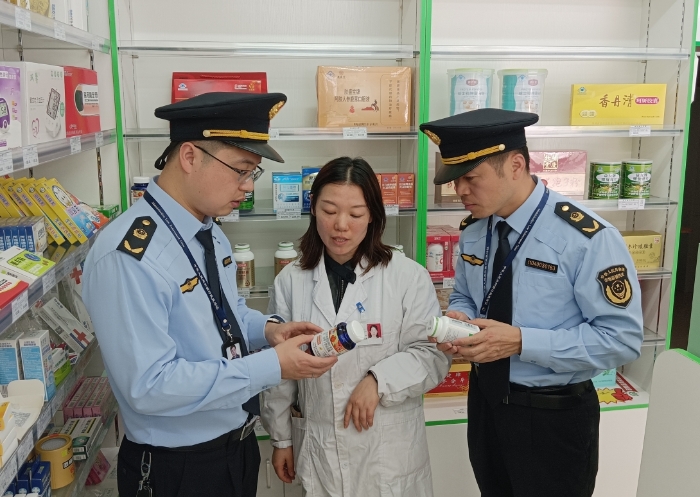 圖為該局執(zhí)法人員正在一家藥店內(nèi)開展檢查。 圖為該局執(zhí)法人員正在一家藥店內(nèi)開展檢查。