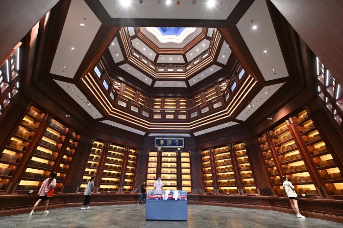 2022年7月30日，觀眾在中國國家版本館中央總館文瀚廳內參觀。當日，中國國家版本館開館暨展覽開幕式在中國國家版本館中央總館舉行。新華社記者 李鑫 攝
