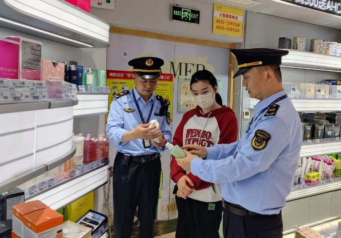 圖為該分局執法人員對一家進口化妝品經營主體開展現場檢查。