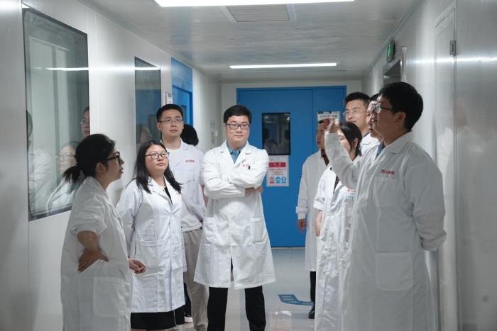 圖為實驗員講解實驗室。 圖為實驗員講解實驗室。