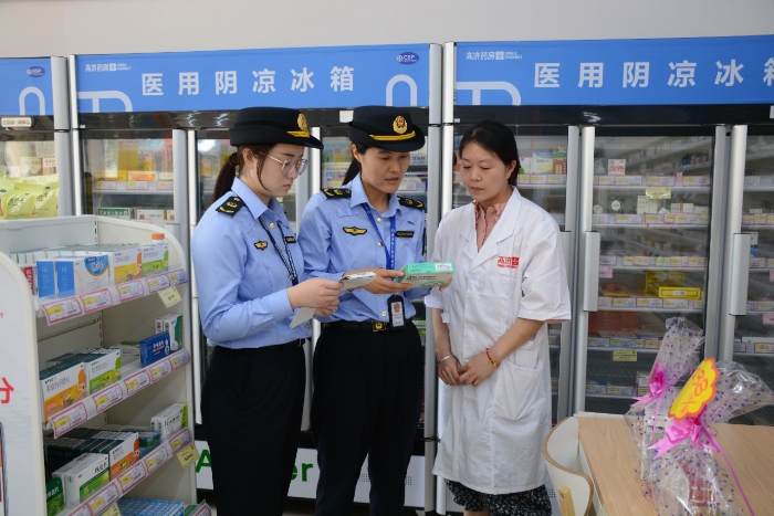 圖為開封市金明池市場監管所執法人員在一家零售藥店檢查陰涼藥品存儲情況。