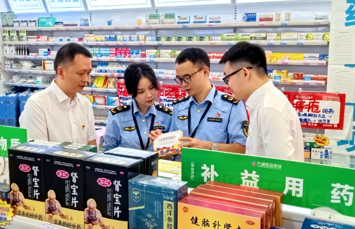 圖為涪陵區市場監管局馬鞍街道執法人員在一家藥店檢查藥品有效期。（文光輝 攝）