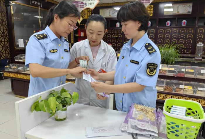圖為該局執(zhí)法人員在一家藥店開展抽檢。