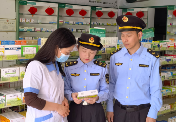圖為該所執法人員在一家藥店檢查藥品安全。