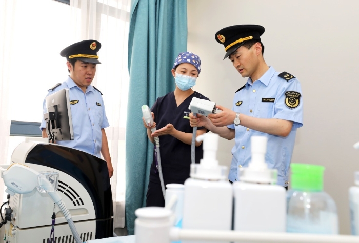圖為南黎街道市場監管所執法人員在醫療器械使用單位檢查。