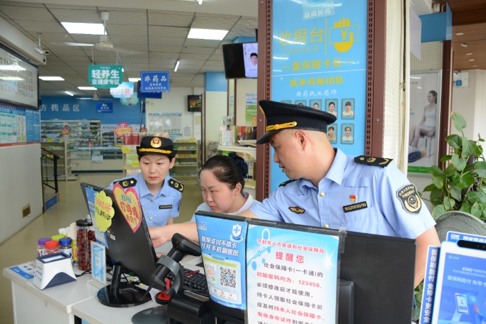 圖為執法人員在一家零售藥店檢查藥品網絡銷售情況。 圖為執法人員在一家零售藥店檢查藥品網絡銷售情況。