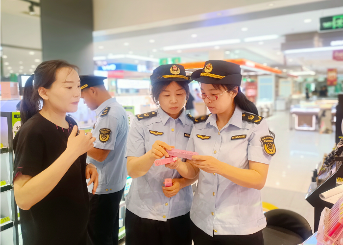 圖為該局執法人員對被抽樣單位實施監督檢查。