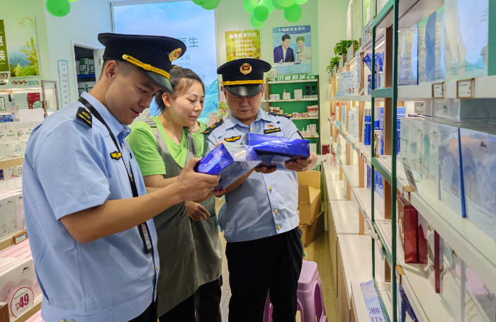 圖為6月21日，該局執法人員在一家專賣店檢查化妝品。