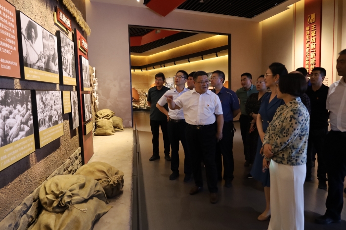 圖為第五分局黨員在沂蒙精神厲家寨展覽館參觀學習。趙蘭芳 攝