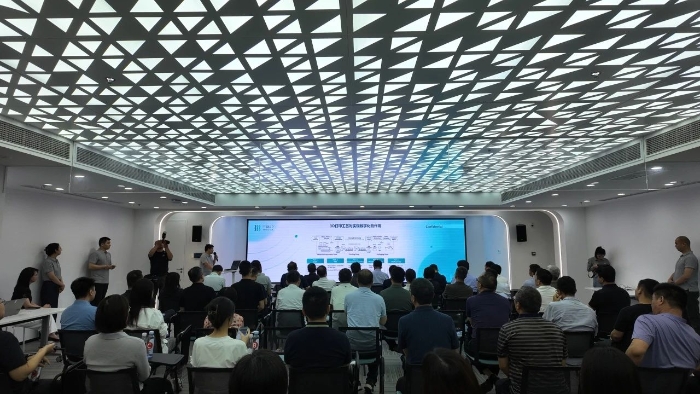 圖為三迭紀工作人員向高研班學員們介紹3D打印制藥工藝。（殷芝 攝）