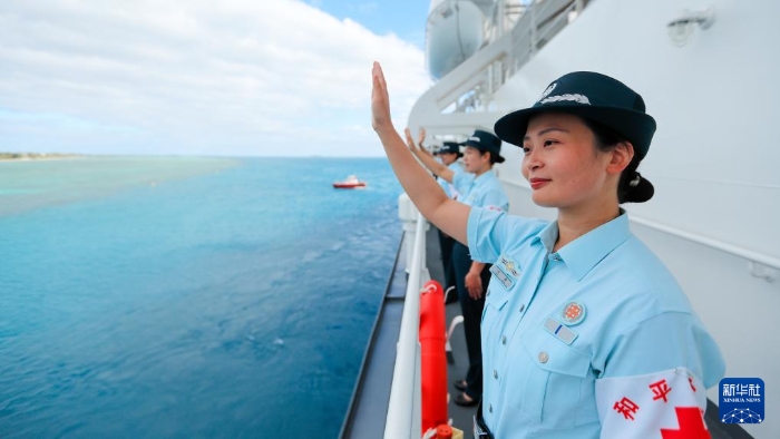中國(guó)海軍“和平方舟”號(hào)醫(yī)院船結(jié)束訪問(wèn)湯加時(shí)，任務(wù)官兵中的文職人員向歡送人群揮手告別（2023年8月4日攝）。新華社發(fā)（徐巍 攝）