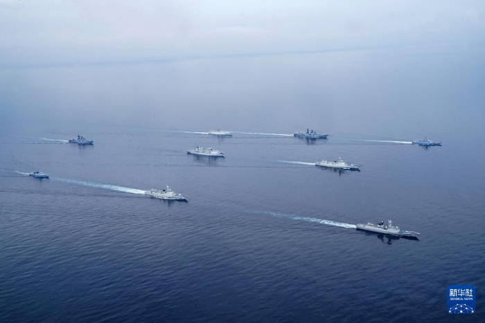 2023年7月20日，在日本海某海域進(jìn)行的“北部·聯(lián)合-2023”演習(xí)中，中俄參演艦艇編隊(duì)開(kāi)展海空護(hù)航演練。新華社發(fā)（劉丹 攝）