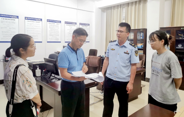 圖為自治區(qū)藥監(jiān)局深入河池市基層市場(chǎng)監(jiān)管所調(diào)研指導(dǎo)整治工作。 圖為自治區(qū)藥監(jiān)局深入河池市基層市場(chǎng)監(jiān)管所調(diào)研指導(dǎo)整治工作。