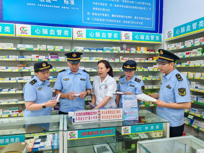 圖為聯(lián)合檢查組執(zhí)法人員在藥店檢查藥品經(jīng)營情況。