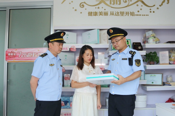 圖為該局執法人員在一家化妝品專賣店檢查化妝品標簽。