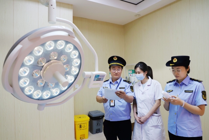 圖為8月7日，該局監管人員在一家醫療美容機構檢查醫療器械。