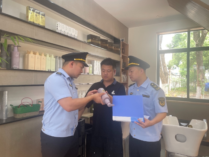 圖為該局執(zhí)法人員在一家美容美發(fā)店檢查洗護(hù)用品。（孫建新 胡紅鈺攝）